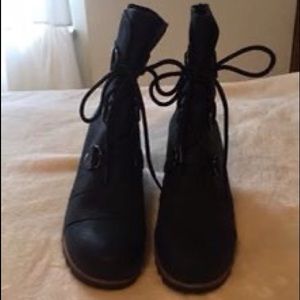 Woman’s Joan of Arctic wedge ll boot